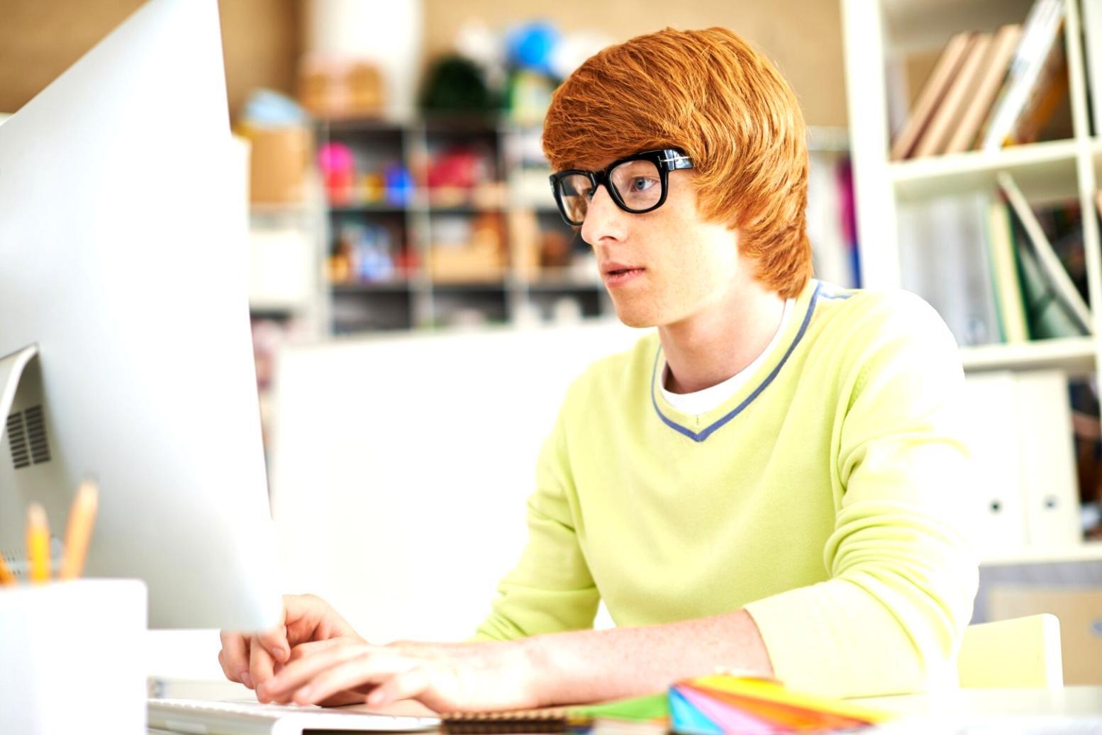 Team bei der Analyse von Geschäftskennzahlen