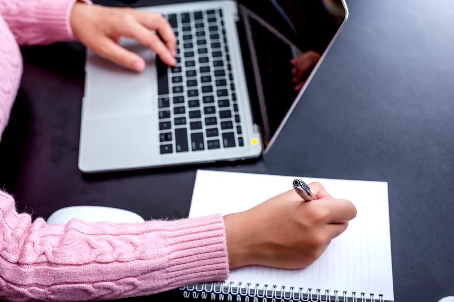 Modernes Bürogebäude in Berlin mit Blick auf die Straße