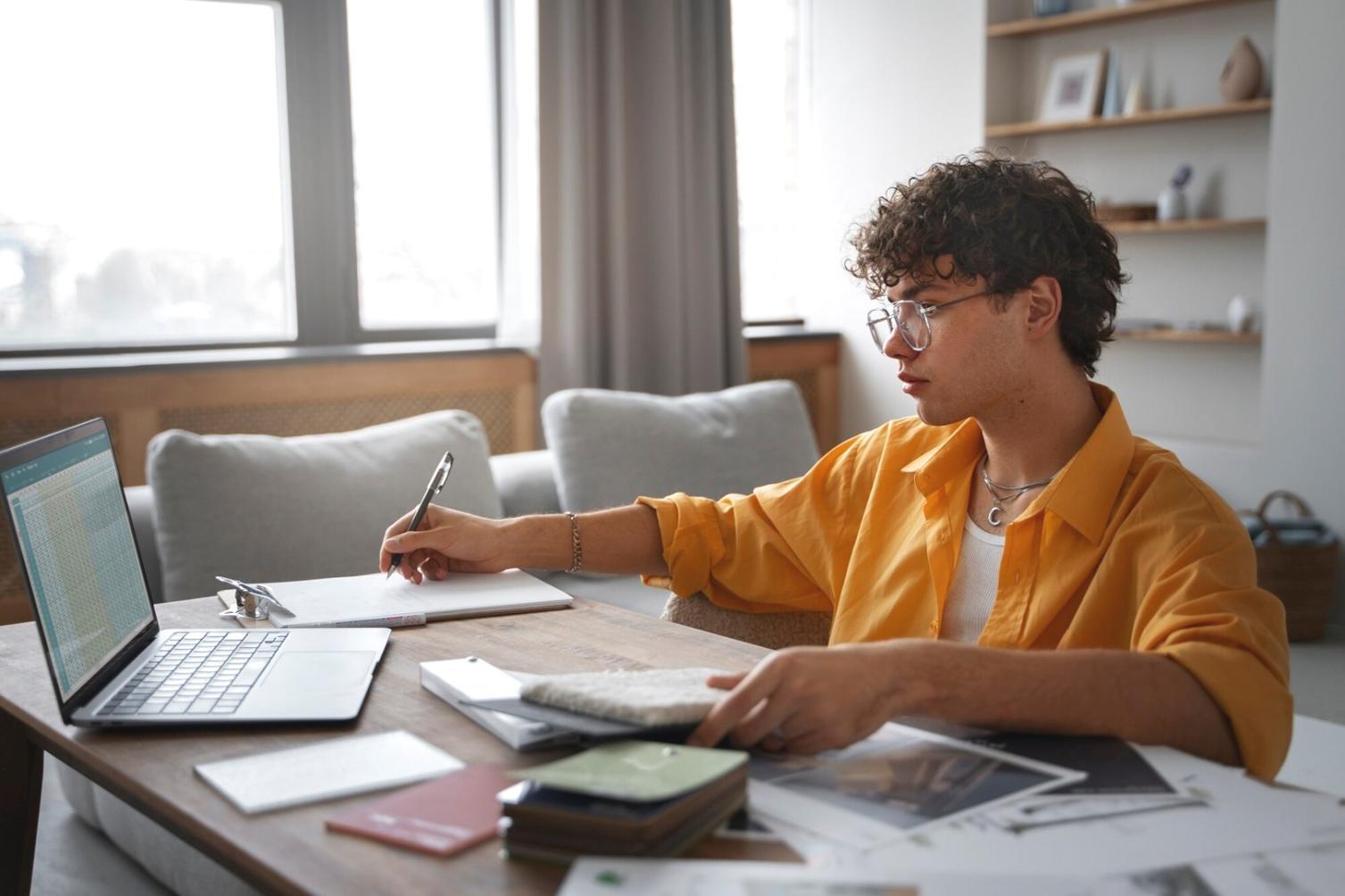 Teilnehmer arbeiten gemeinsam an Geschäftsanalysen