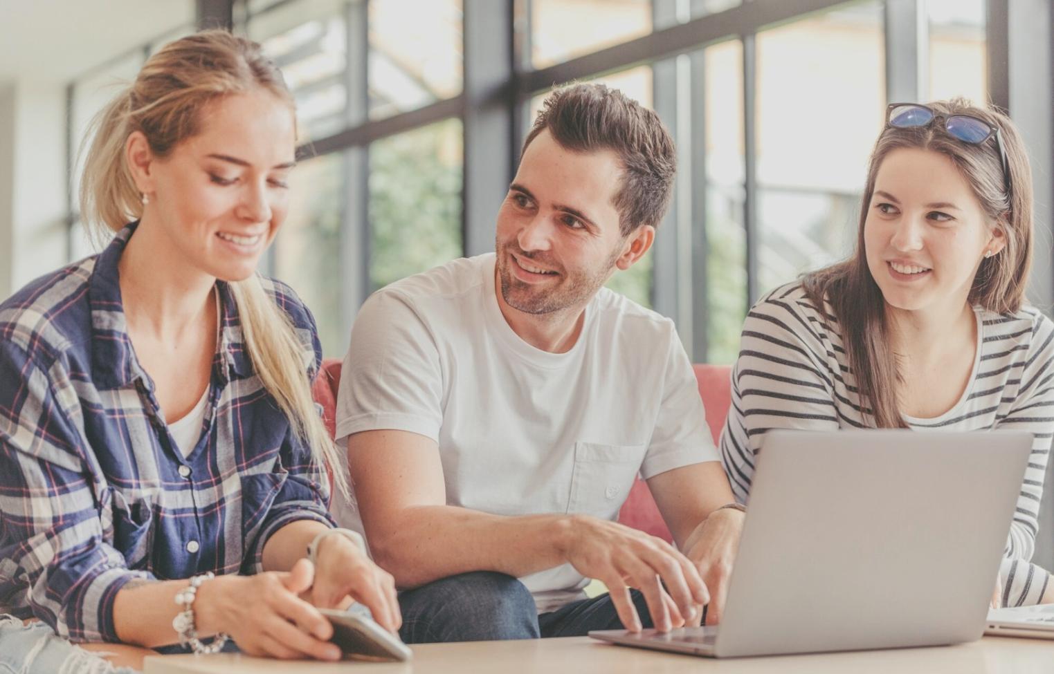 Geschäftsanalyse Arbeitsplatz mit Dokumenten und Laptop